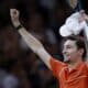 El tenista francñes Ugo Humbert celebra su victoiria en semifinales ante el ruso Karen Khachanov en París. EFE/EPA/YOAN VALAT