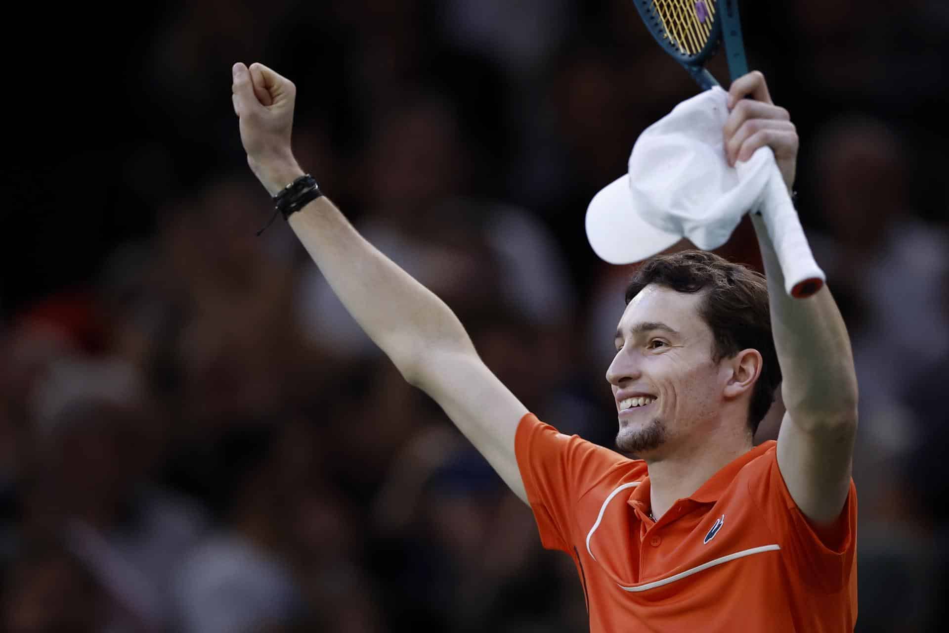 El tenista francñes Ugo Humbert celebra su victoiria en semifinales ante el ruso Karen Khachanov en París. EFE/EPA/YOAN VALAT