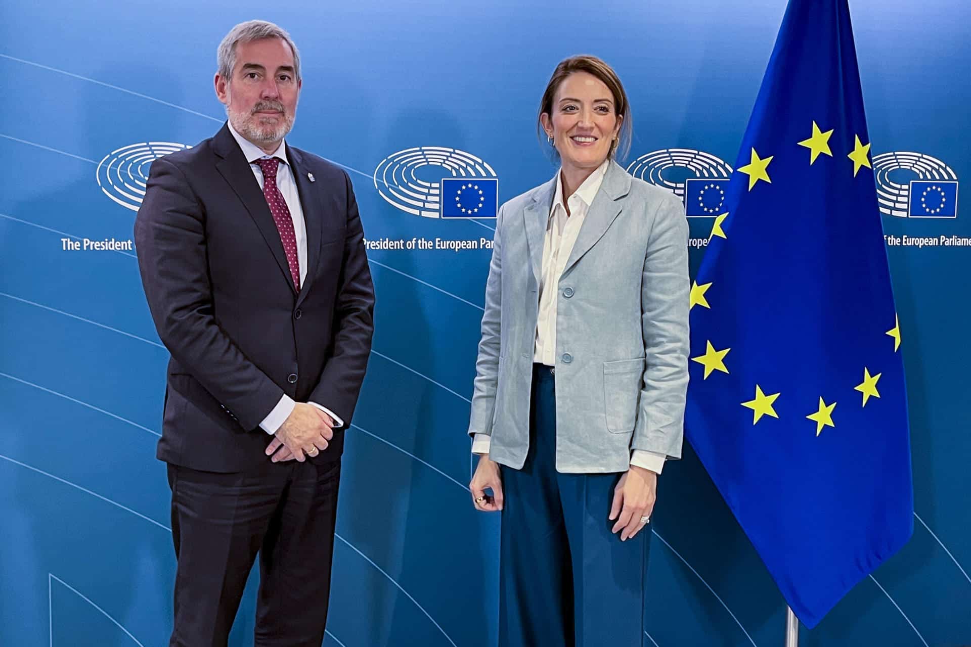 La presidenta del Parlamento Europeo, Roberta Metsola, y el presidente del Gobierno de Canarias, Fernando Clavijo, se reúnen para debatir sobre la crisis migratoria canaria y los menores no acompañados, este miércoles, en el Parlamento Europeo. EFE/Sara Morato Núñez