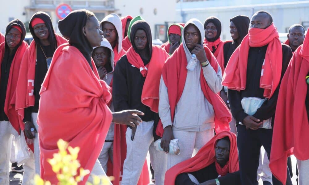 Foto archivo. Un grupo de migrantes llegado a la isla de El Hierr. EFE/Alberto Valdés