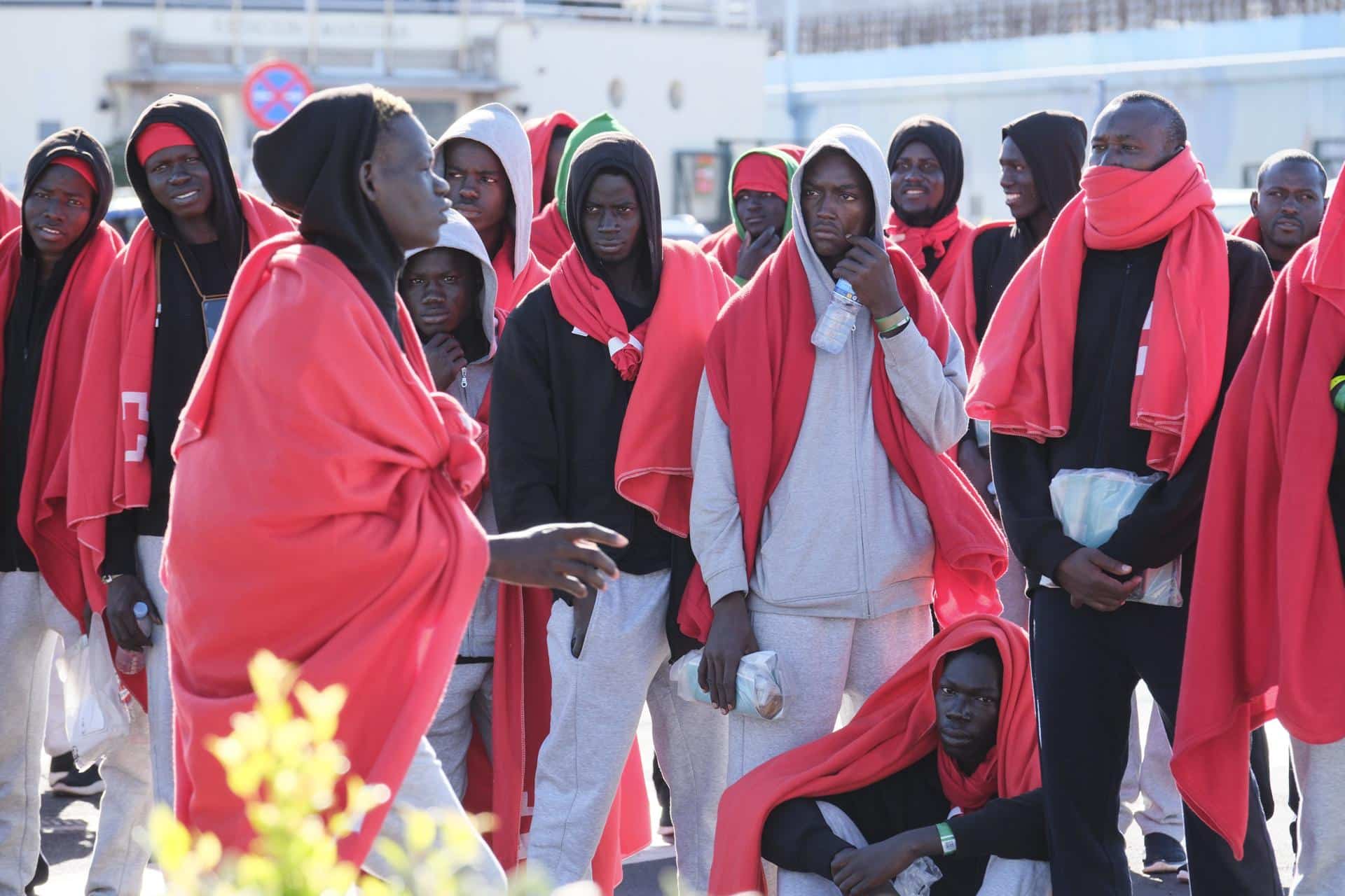 Foto archivo. Un grupo de migrantes llegado a la isla de El Hierr. EFE/Alberto Valdés