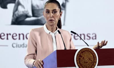 La presidenta de México, Claudia Sheinbaum, habla durante una rueda de prensa, este jueves en el Palacio Nacional de la Ciudad de México (México). EFE/José Méndez