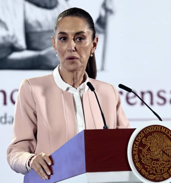 La presidenta de México, Claudia Sheinbaum, habla durante una rueda de prensa, este jueves en el Palacio Nacional de la Ciudad de México (México). EFE/José Méndez