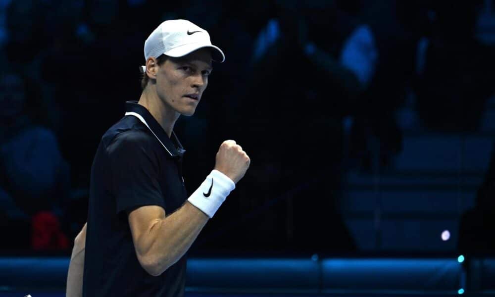 El tenista italiano Jannik Sinner celebra un punto durante el partido de la 'Round Robin' que ha jugado el número uno contra el estadounidense Taylor Fritz en la Nitto ATP Finals en Turín. EFE/EPA/MASSIMO RANA