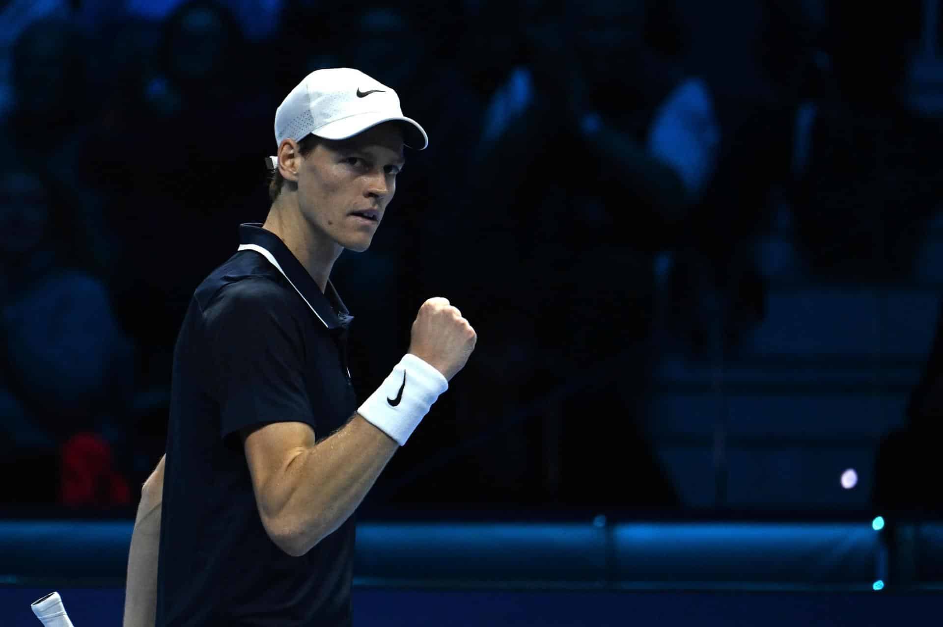 El tenista italiano Jannik Sinner celebra un punto durante el partido de la 'Round Robin' que ha jugado el número uno contra el estadounidense Taylor Fritz en la Nitto ATP Finals en Turín. EFE/EPA/MASSIMO RANA