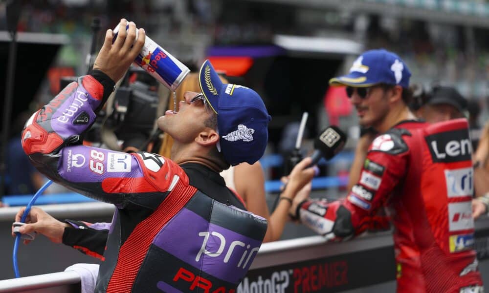 Jorge Martin (i) se refresca, mientras Francesco Bagnaia (d) es entrevistado durante el GP de Malasia. EFE/EPA/FAZRY ISMAIL