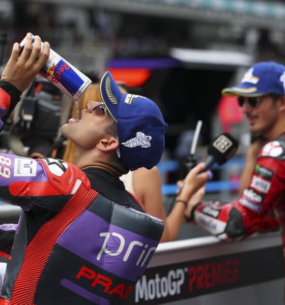 Jorge Martin (i) se refresca, mientras Francesco Bagnaia (d) es entrevistado durante el GP de Malasia. EFE/EPA/FAZRY ISMAIL