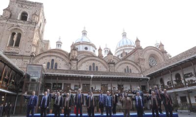 Los participantes en la XXIX Cumbre Iberoamericana de Jefes de Estado y de Gobierno posan para la foto de familia este viernes, en el museo Pumapungo en Cuenca (Ecuador). EFE/ José Jácome