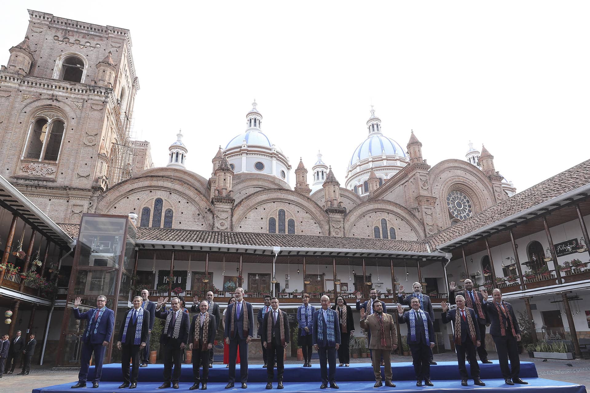 Los participantes en la XXIX Cumbre Iberoamericana de Jefes de Estado y de Gobierno posan para la foto de familia este viernes, en el museo Pumapungo en Cuenca (Ecuador). EFE/ José Jácome