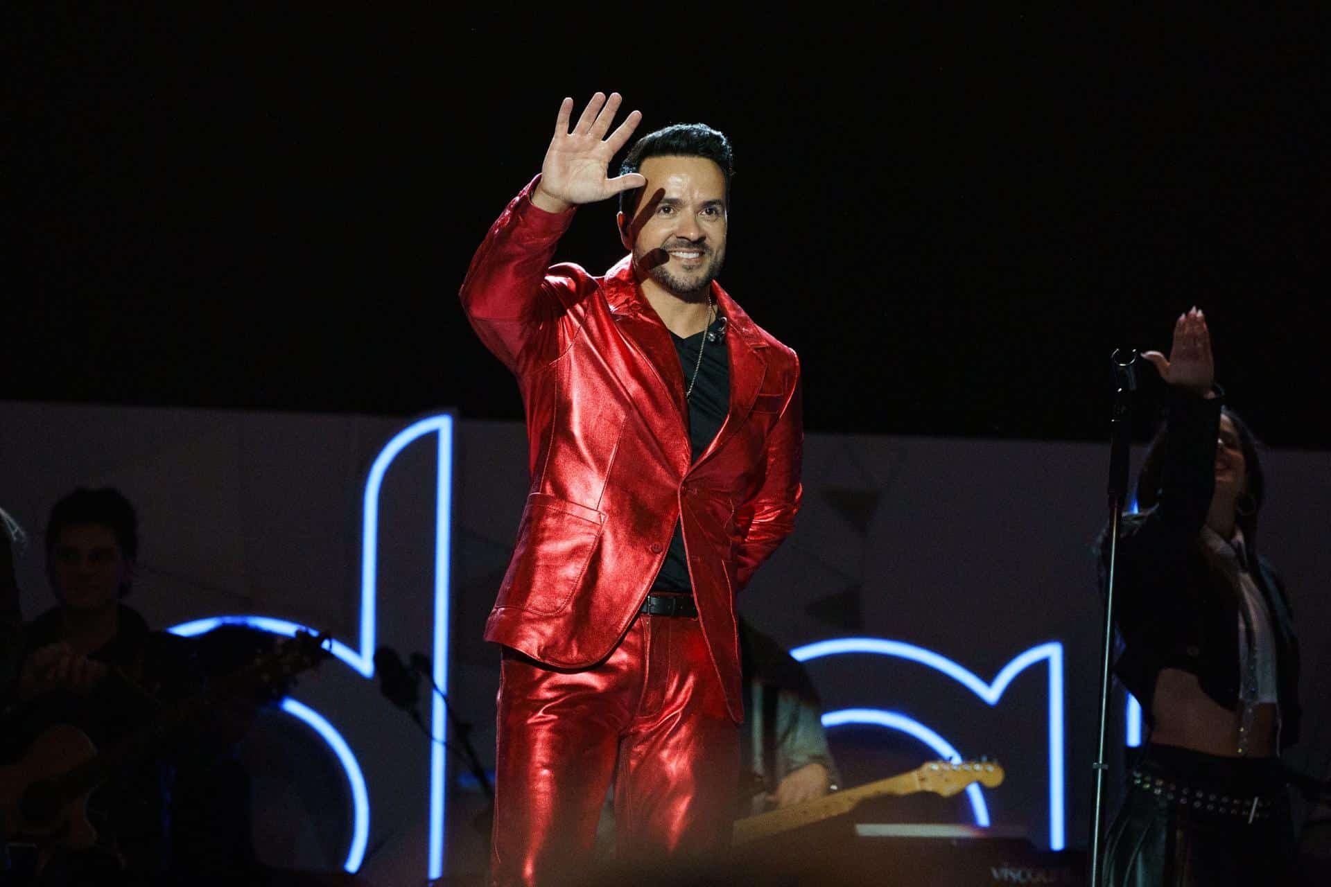 Fotografía del pasado 14 de marzo del cantante puertorriqueño Luis Fonsi durante la gala de los XXVIII Premios Dial en el Recinto Ferial de Santa Cruz de Tenerife (España). EFE/Ramón de la Rocha