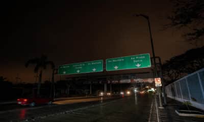 Fotografía de archivo de un sector sin luz este domingo en Guayaquil (Ecuador). EFE/ Mauricio Torres