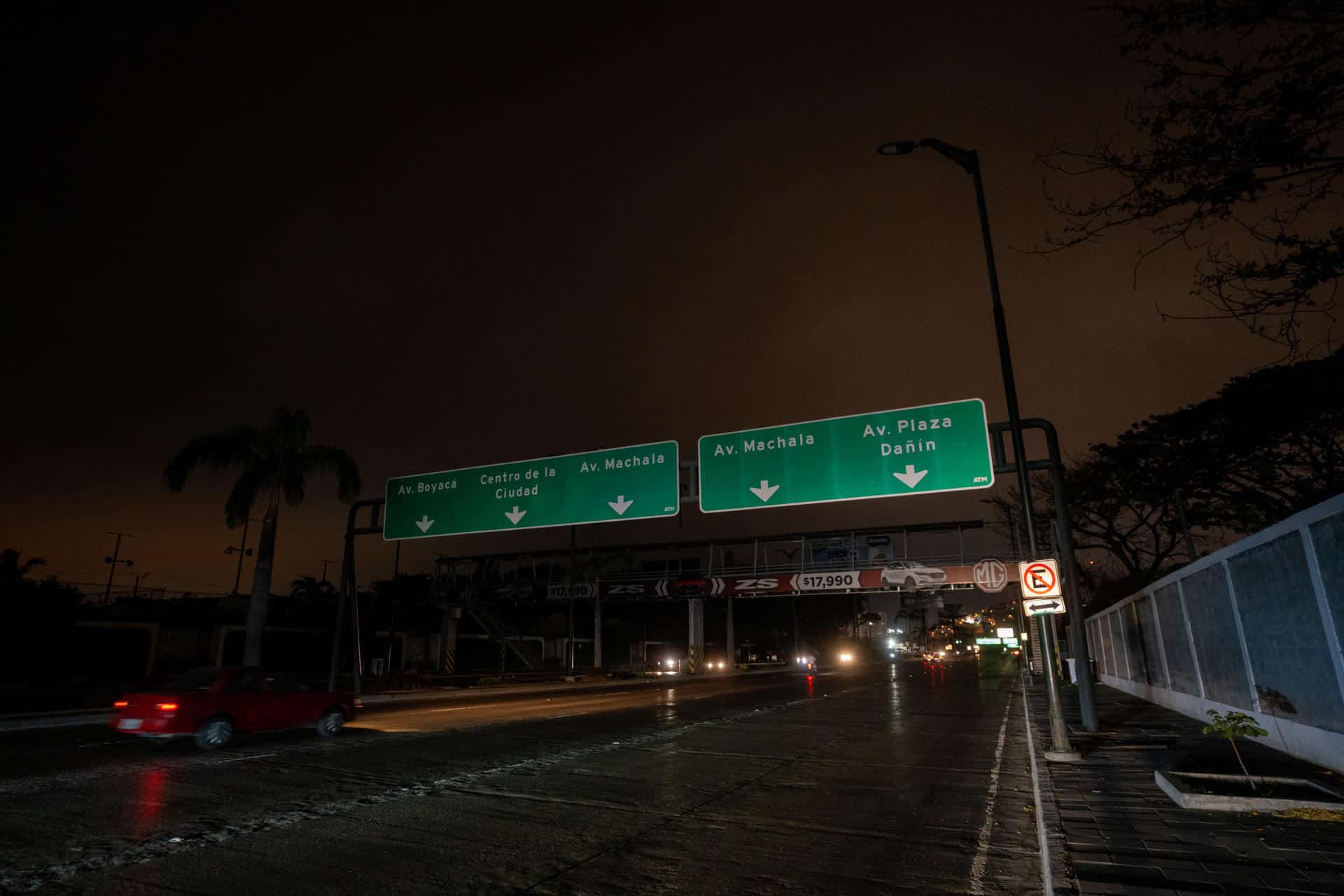 Fotografía de archivo de un sector sin luz este domingo en Guayaquil (Ecuador). EFE/ Mauricio Torres