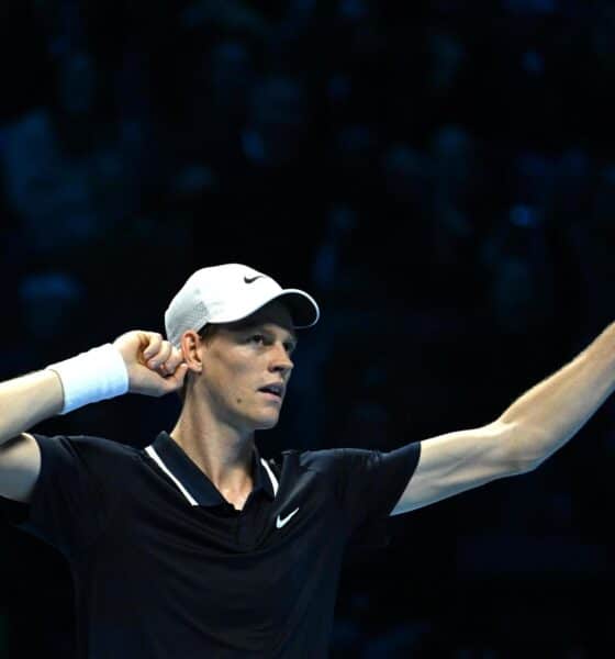 El italiano Jannik Sinner celebra su victoria ante el estadounidense Taylor Fritz en las finales ATP. (Tenis, Italia) EFE/EPA/MASSIMO RANA