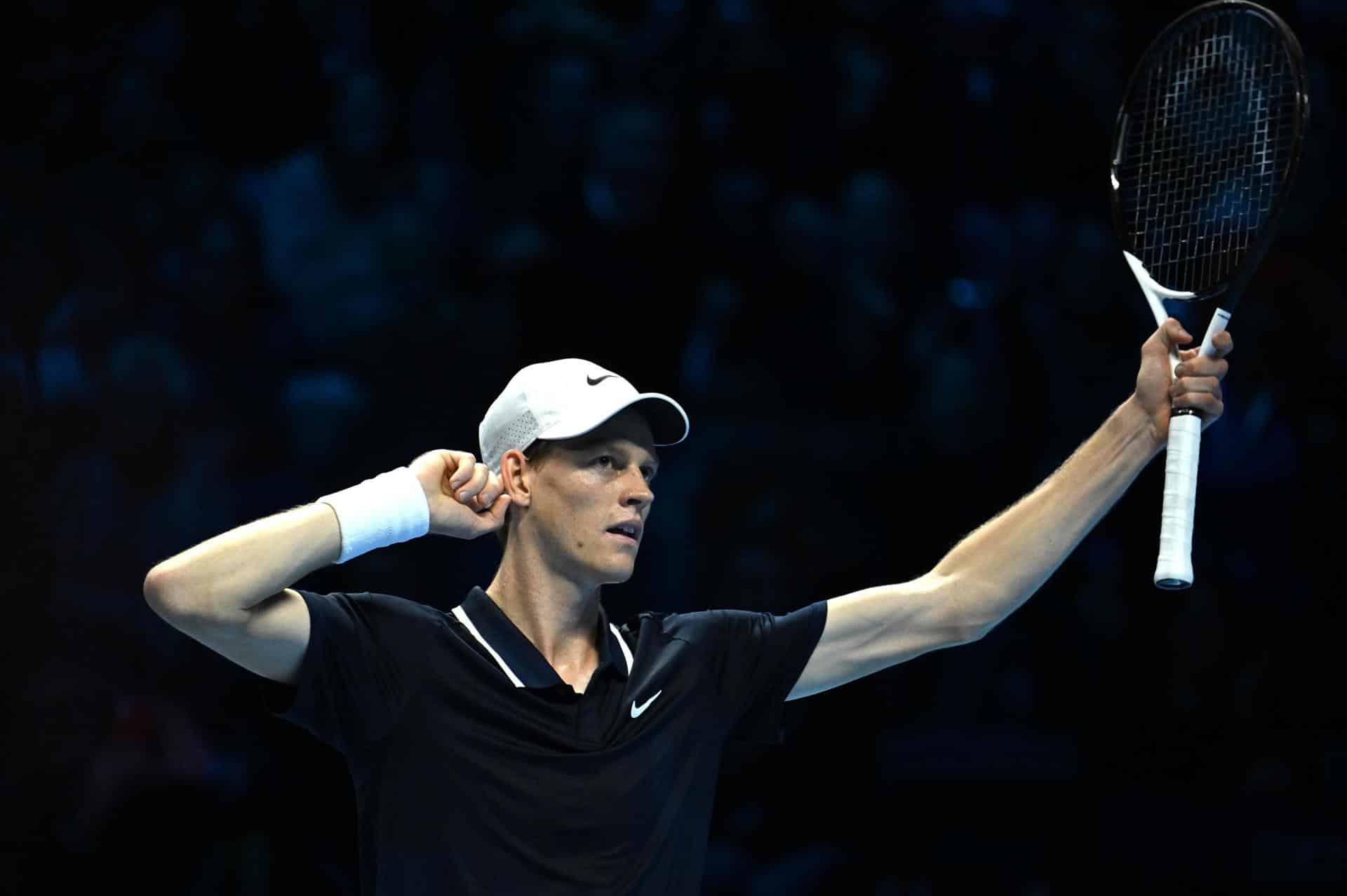 El italiano Jannik Sinner celebra su victoria ante el estadounidense Taylor Fritz en las finales ATP. (Tenis, Italia) EFE/EPA/MASSIMO RANA