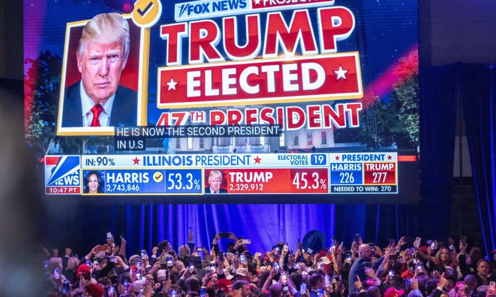 Los seguidores del candidato presidencial estadounidense por el partido republicano Donald Trump siguen los resultados electorales en el centro de Convenciones de Palm Beach en Florida, Estados Unidos. EFE/ Cristobal Herrera-Ulashkevich