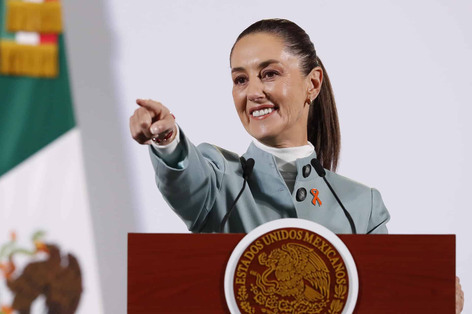 La presidenta de México, Claudia Sheinbaum, participa durante su rueda de prensa matutina este lunes, en Palacio Nacional en Ciudad de México (México). EFE/ Mario Guzmán