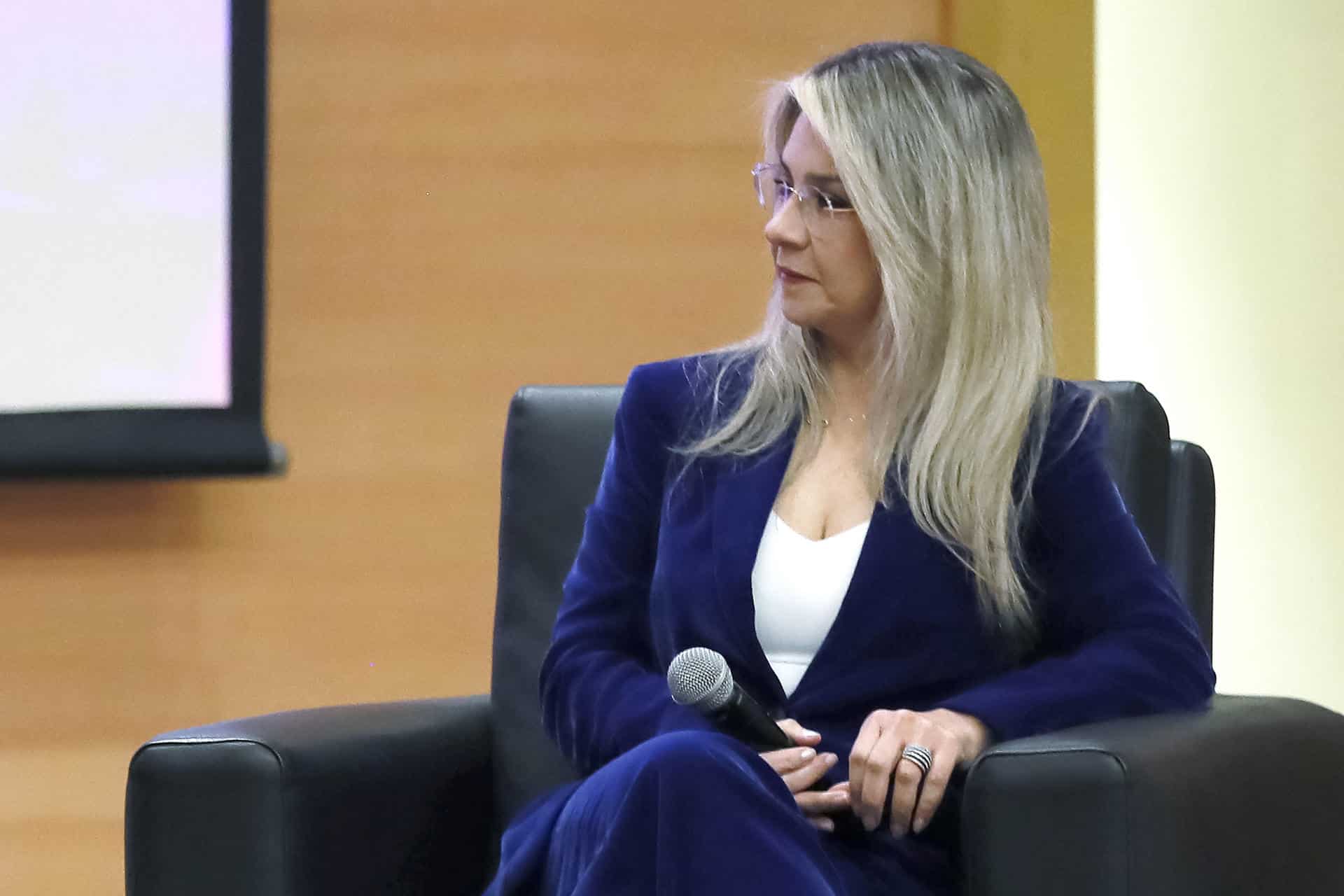 Fotografía del 22 de noviembre de 2022 de la directora de la revista Semana, Vicky Dávila, participando de un conversatorio, en la universidad Santo Tomás de Bogotá (Colombia). EFE/Carlos Ortega