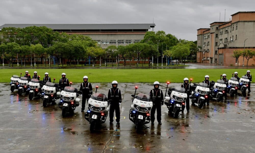 El personal de la Policía Militar de Taiwán se encuentra junto a sus motocicletas 'Indian Challenger' durante la sesión de entrenamiento de la Fuerza de Reacción Rápida en Taipei, Taiwáns, este marte. EFE/EPA/RITCHIE B. TONGO