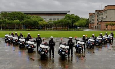 El personal de la Policía Militar de Taiwán se encuentra junto a sus motocicletas 'Indian Challenger' durante la sesión de entrenamiento de la Fuerza de Reacción Rápida en Taipei, Taiwáns, este marte. EFE/EPA/RITCHIE B. TONGO