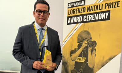 El fotoperiodista panameño de la agencia EFE Bienvenido Velasco posa durante la ceremonia de los premios Lorenzo Natali este martes, en Bruselas (Bélgica). Velasco logró el premio especial en los galardones Lorenzo Natali, anunciados este martes por la Comisión Europea (CE), gracias a una imagen de una niña migrante haitiana en la selva del Darién, la frontera natural entre Panamá y Colombia. EFE/ STR