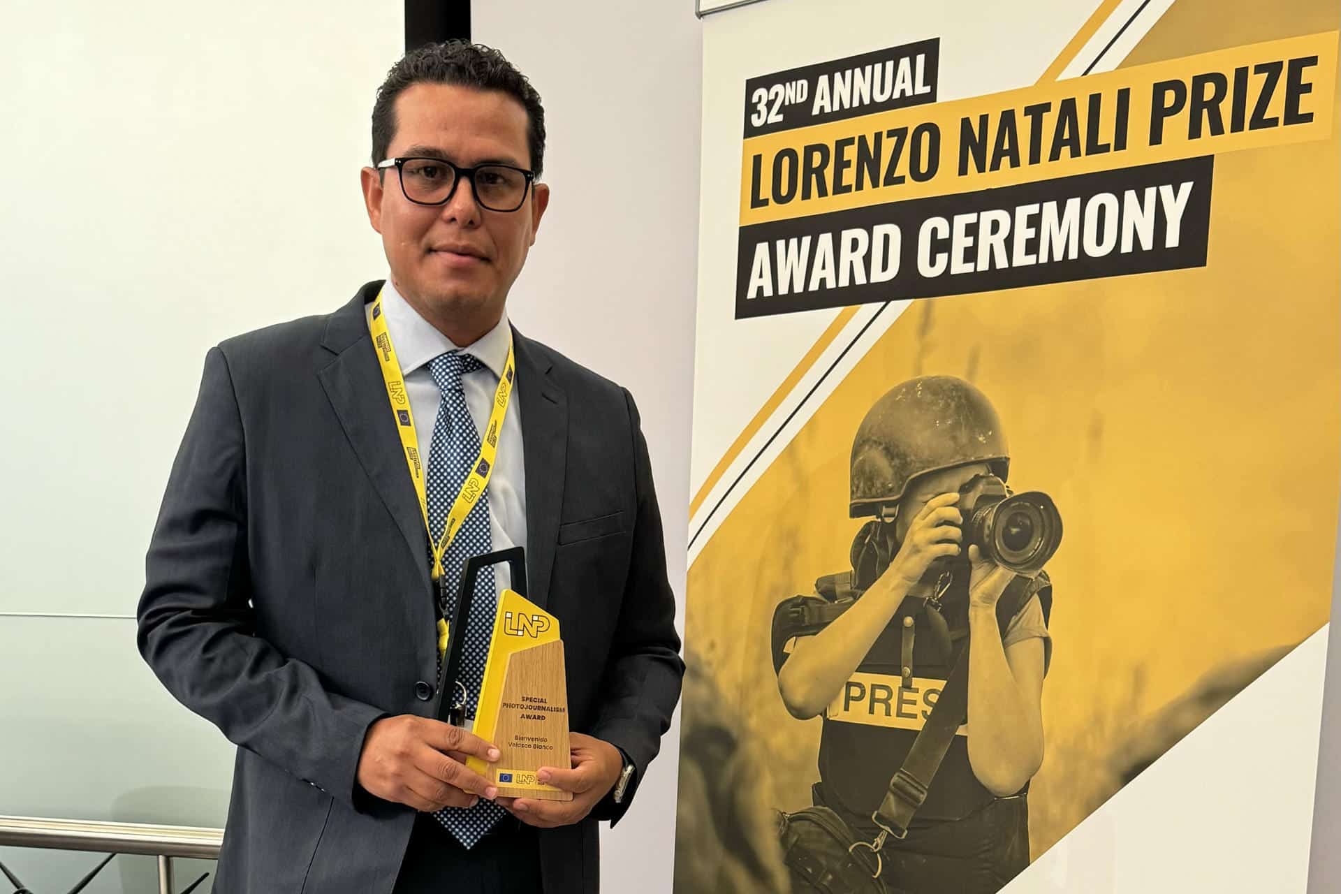 El fotoperiodista panameño de la agencia EFE Bienvenido Velasco posa durante la ceremonia de los premios Lorenzo Natali este martes, en Bruselas (Bélgica). Velasco logró el premio especial en los galardones Lorenzo Natali, anunciados este martes por la Comisión Europea (CE), gracias a una imagen de una niña migrante haitiana en la selva del Darién, la frontera natural entre Panamá y Colombia. EFE/ STR