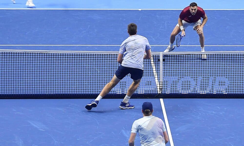 Los tenistas Marcel Granollers, español, y Horacio Zeballos, a su lado de rojo, ante el finlandeses Harri Helioovarao y el británico Henry Patten durante el partido de dobles de las fianles Nitto Atp Finals que se disputan en Turín, Italia. EFE/EPA/Alessandro Di Marco