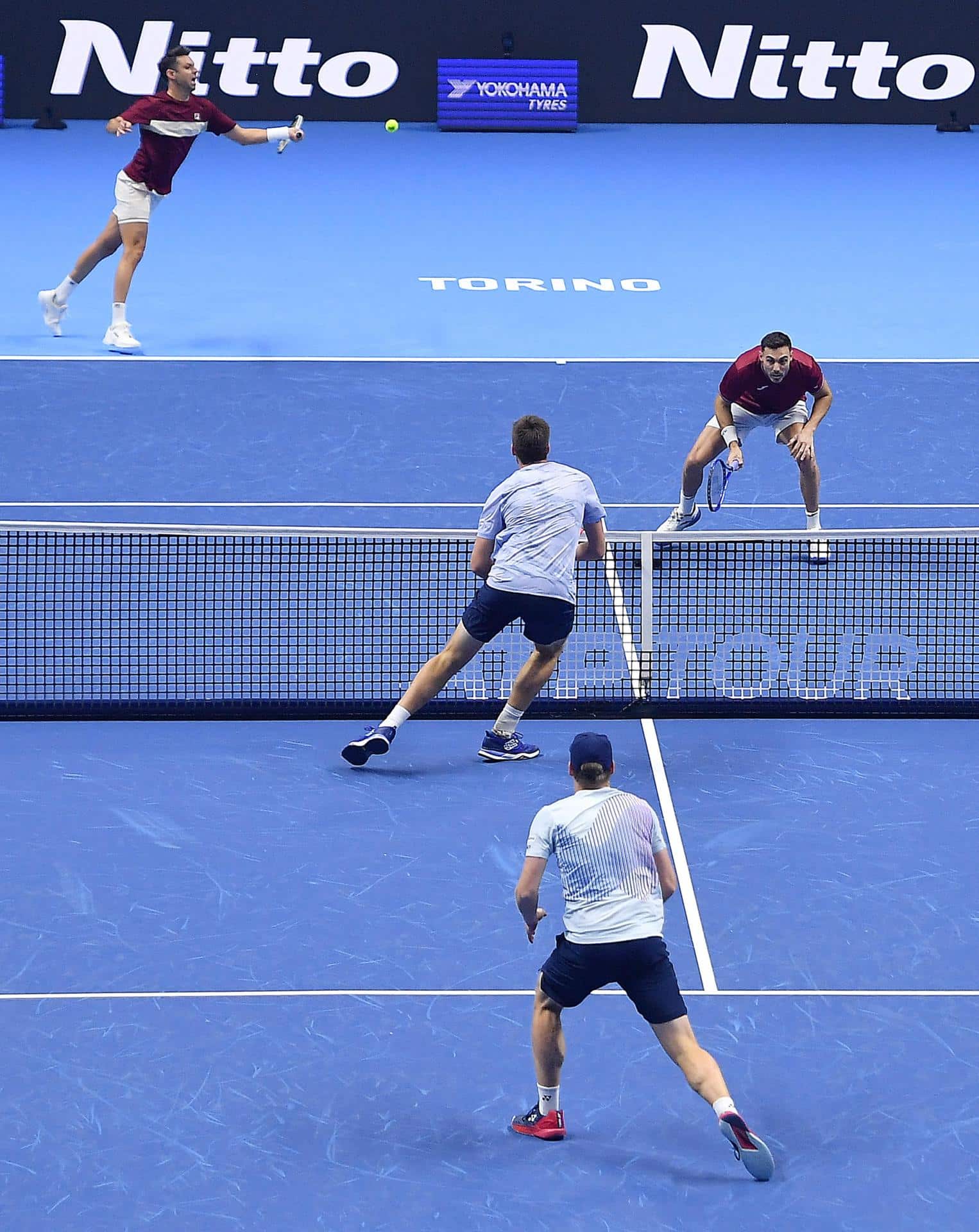 Los tenistas Marcel Granollers, español, y Horacio Zeballos, a su lado de rojo, ante el finlandeses Harri Helioovarao y el británico Henry Patten durante el partido de dobles de las fianles Nitto Atp Finals que se disputan en Turín, Italia. EFE/EPA/Alessandro Di Marco