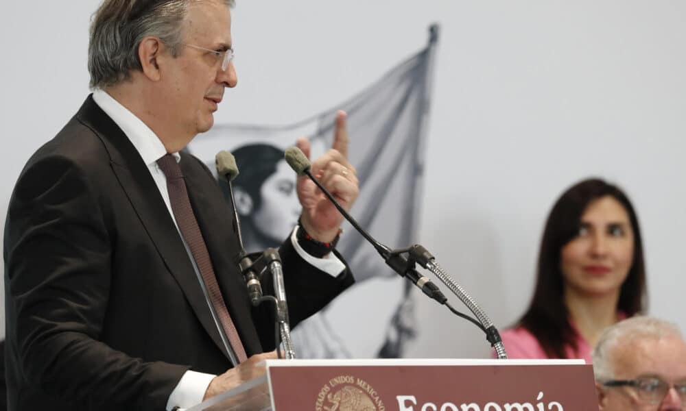 El Secretario de Economía, Marcelo Ebrard, habla durante una rueda de prensa este viernes en la Ciudad de México (México). EFE/Mario Guzmán