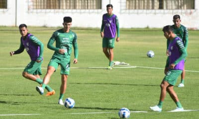 Gabriel Villamil (2-i), jugador de Bolivia, durante un entrenamiento en la Paz. La Verde jugará con Ecuador por la fecha 11 de las eliminatorias. EFE/ STR