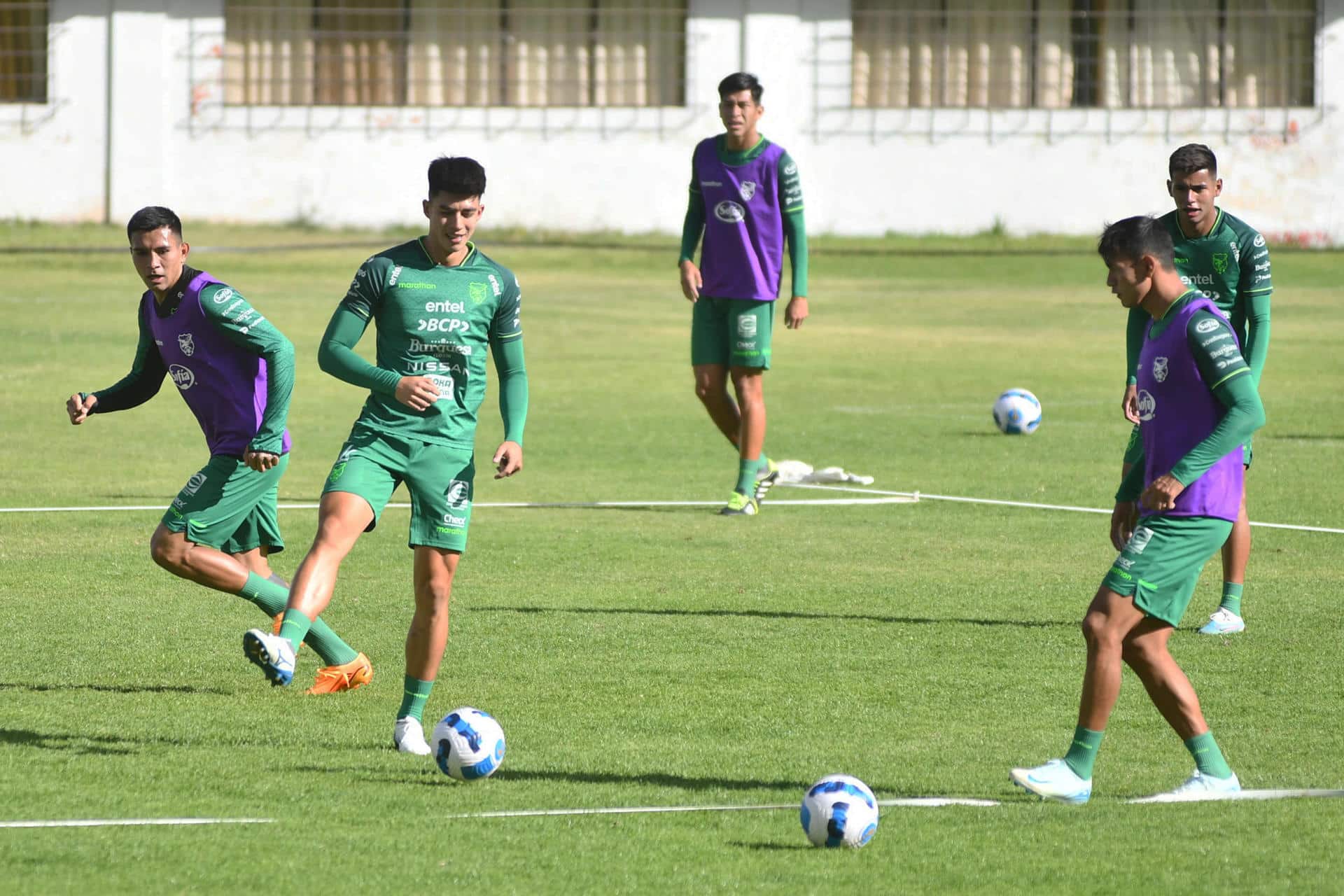 Gabriel Villamil (2-i), jugador de Bolivia, durante un entrenamiento en la Paz. La Verde jugará con Ecuador por la fecha 11 de las eliminatorias. EFE/ STR