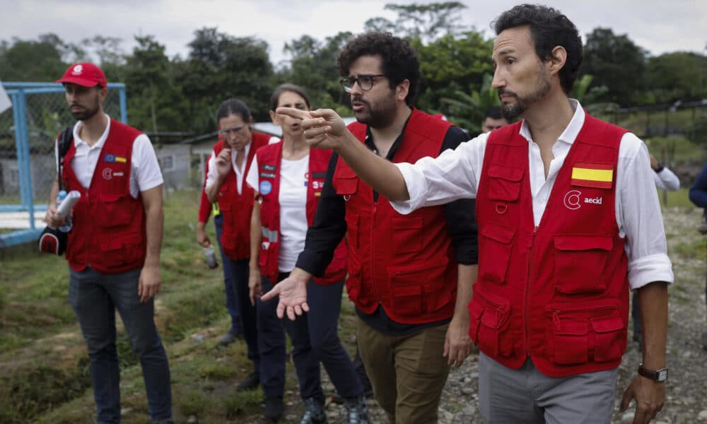 El director de la Agencia Española de Cooperación Internacional para el Desarrollo (Aecid), Antón Leis (c), y el embajador de España en Panamá, Guzmán Palacios Fernández (d), visitan la comunidad de Bajo Chiquito, este jueves en el Darien (Panamá). El director de la Aecid, Antón Leis, visitó esta semana el poblado al que llegan a diario cientos de migrantes tras atravesar durante días la peligrosa selva del Darién, la frontera natural entre Colombia y Panamá, donde recordó que nadie "recorre miles de kilómetros por capricho y mucho menos para cometer delitos", sino porque huyen de guerras, hambre o miseria, las causas profundas de la crisis migratoria global. EFE/ Bienvenido Velasco