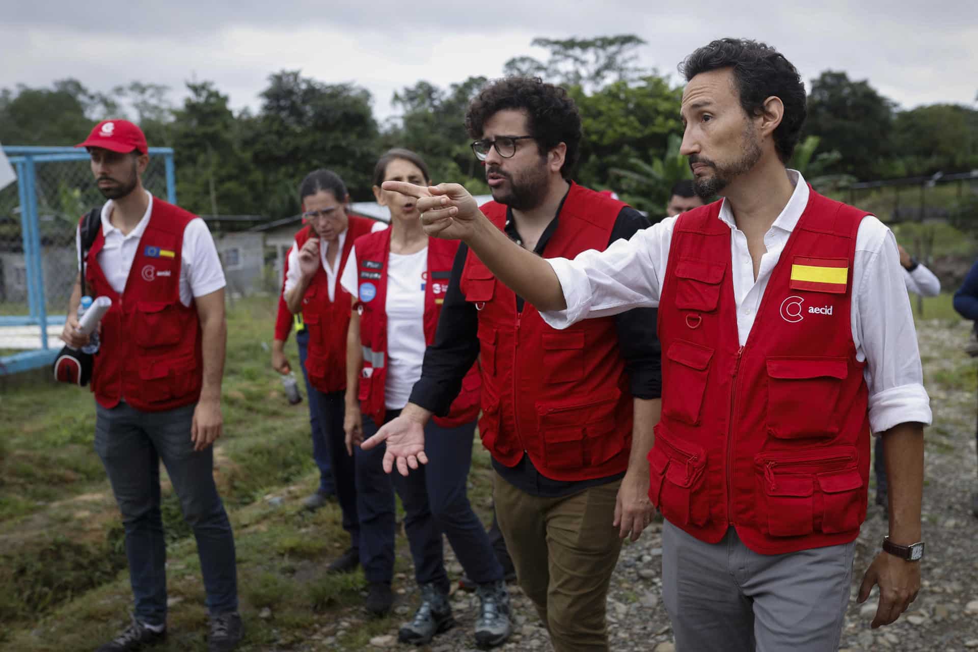 El director de la Agencia Española de Cooperación Internacional para el Desarrollo (Aecid), Antón Leis (c), y el embajador de España en Panamá, Guzmán Palacios Fernández (d), visitan la comunidad de Bajo Chiquito, este jueves en el Darien (Panamá). El director de la Aecid, Antón Leis, visitó esta semana el poblado al que llegan a diario cientos de migrantes tras atravesar durante días la peligrosa selva del Darién, la frontera natural entre Colombia y Panamá, donde recordó que nadie "recorre miles de kilómetros por capricho y mucho menos para cometer delitos", sino porque huyen de guerras, hambre o miseria, las causas profundas de la crisis migratoria global. EFE/ Bienvenido Velasco