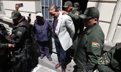 El gobernador suspendido de Santa Cruz, Luis Fernando Camacho, sale del Tribunal Departamental de Justicia este lunes, en La Paz (Bolivia). EFE/Luis Gandarillas