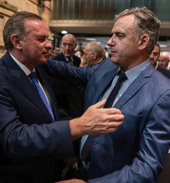 Los candidatos a la presidencia de Uruguay, Alvaro Delgado (i) y Yamandú Orsi, se saludan durante el 86 aniversario de La Noche de los Cristales Rotos, este lunes en Montevideo (Uruguay). EFE/ Gastón Britos