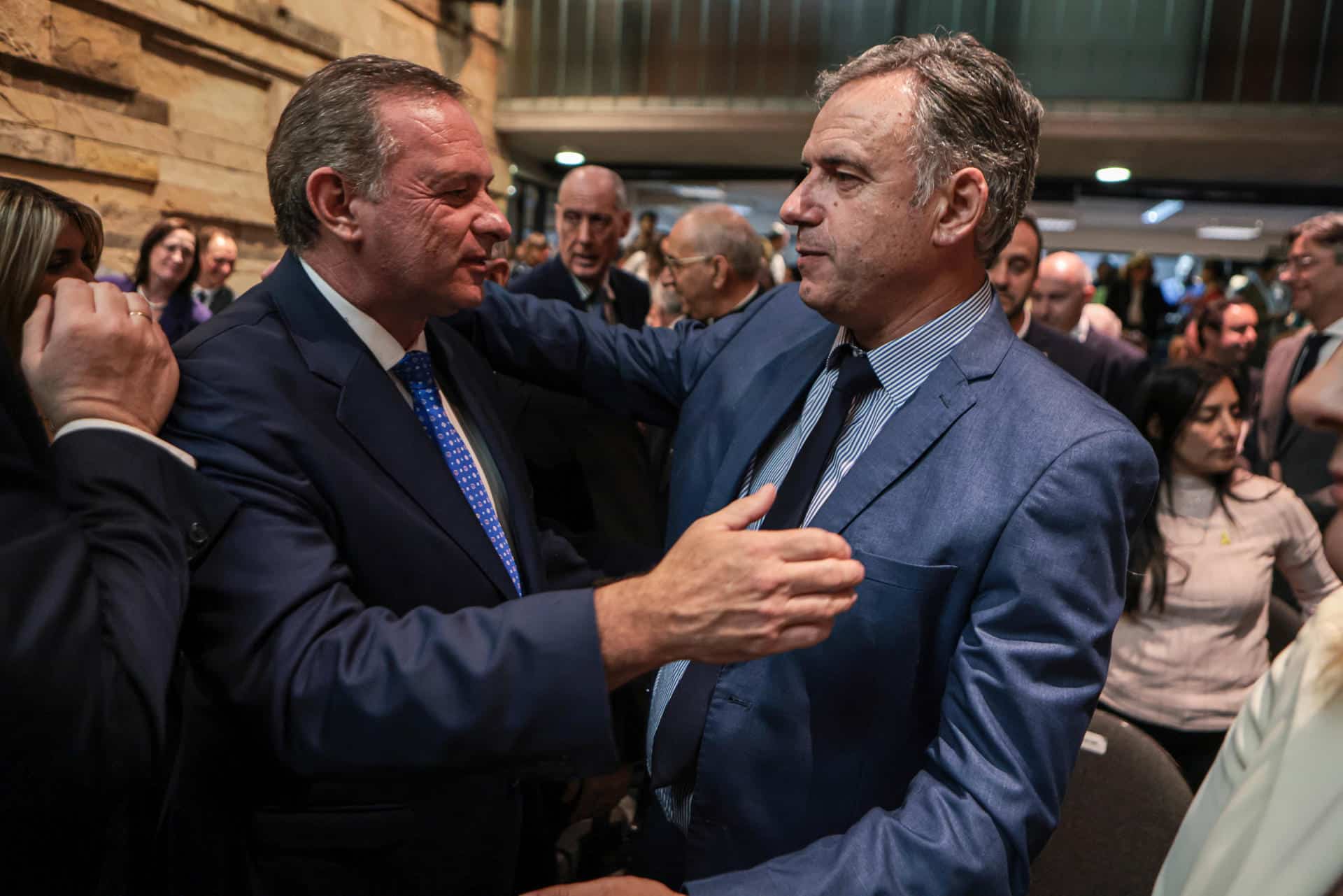 Los candidatos a la presidencia de Uruguay, Alvaro Delgado (i) y Yamandú Orsi, se saludan durante el 86 aniversario de La Noche de los Cristales Rotos, este lunes en Montevideo (Uruguay). EFE/ Gastón Britos