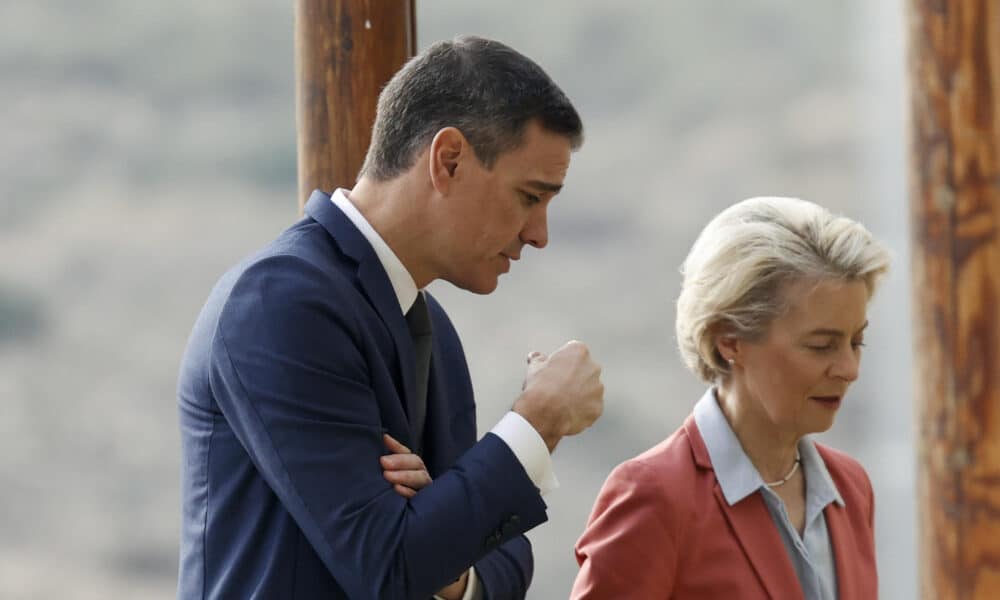 El presidente del Gobierno, Pedro Sanchez, conversa con la presidenta de la Comisión, Ursula von der Leyen.EFE/ Kai Forsterling