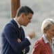 El presidente del Gobierno, Pedro Sanchez, conversa con la presidenta de la Comisión, Ursula von der Leyen.EFE/ Kai Forsterling