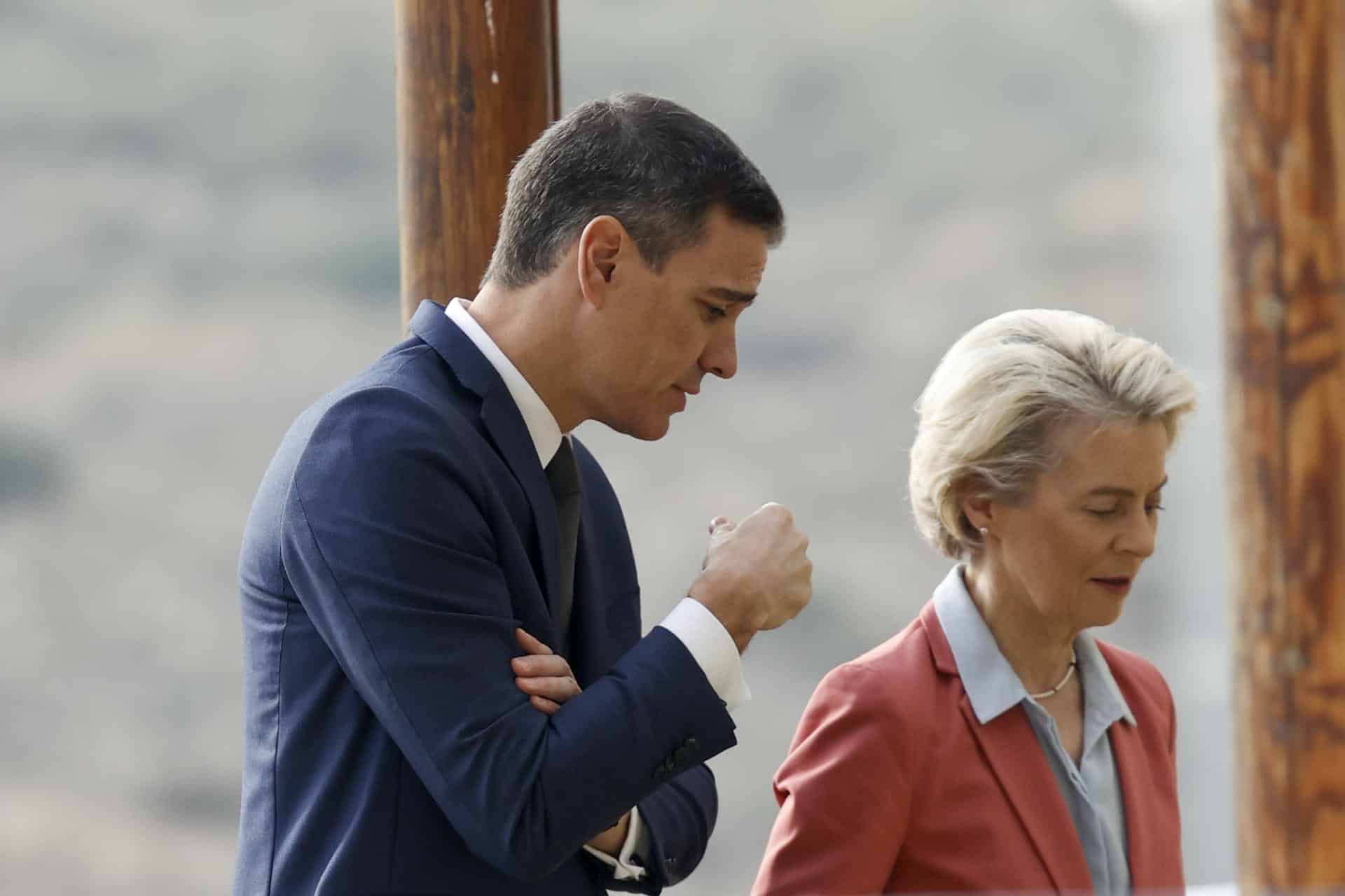 El presidente del Gobierno, Pedro Sanchez, conversa con la presidenta de la Comisión, Ursula von der Leyen.EFE/ Kai Forsterling