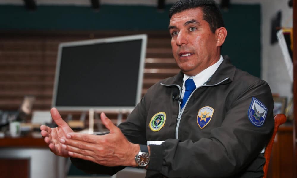 El coronel de la Policía de Estado Mayor y Director Nacional de Protección y Seguridad, Antonio Tricceri Jaramillo, habla en una entrevista con EFE este lunes, en Quito (Ecuador). EFE/ José Jácome