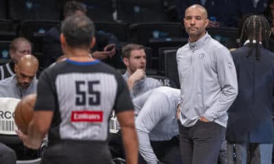 Jordi Hernández, entrenador de los Brooklyn Nets, dirige ante los Denver Nuggets, durante un partido de la NBA. EFE/ Angel Colmenares