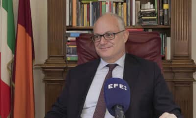 El alcalde de Roma, Roberto Gualtieri, durante una entrevista con EFE en la que asegura que "el turismo no es una amenaza" para la ciudad, a menos de un mes del inicio del Jubileo, el Año Santo en el que se prevé que más de 70 millones de turistas y peregrinos visiten la capital italiana, "un gran desafío" que convertirá 2025 en "un año extraordinario". EFE/Daniel Cáceres