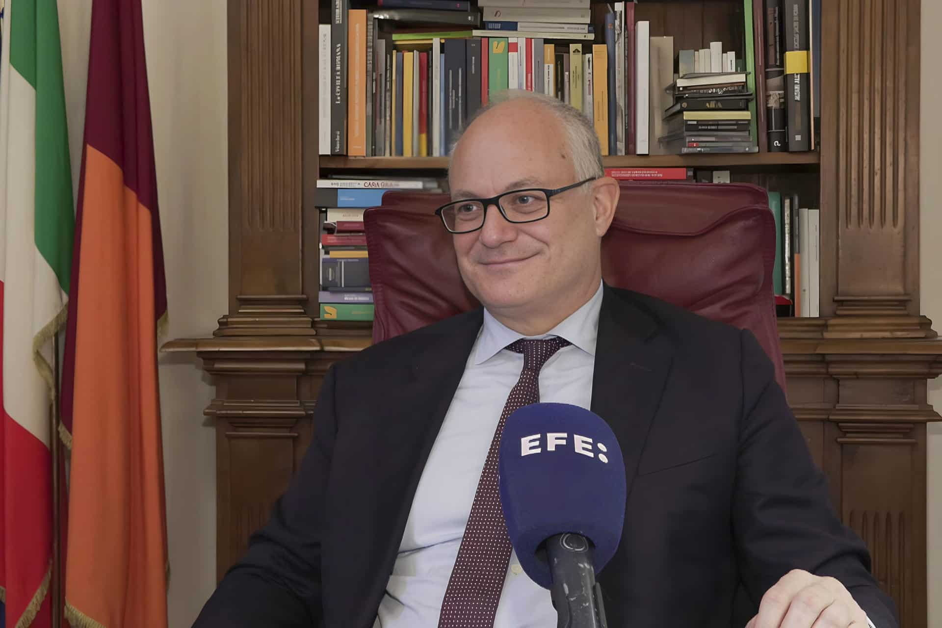 El alcalde de Roma, Roberto Gualtieri, durante una entrevista con EFE en la que asegura que "el turismo no es una amenaza" para la ciudad, a menos de un mes del inicio del Jubileo, el Año Santo en el que se prevé que más de 70 millones de turistas y peregrinos visiten la capital italiana, "un gran desafío" que convertirá 2025 en "un año extraordinario". EFE/Daniel Cáceres