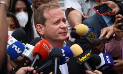 El opositor venezolano, Juan Pablo Guanipa, habla con los medios de comunicación frente a la sede del Programa de Desarrollo de las Naciones Unidas en Caracas (Venezuela). EFE/ Ronald Peña