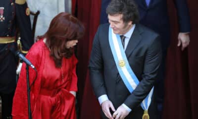 Fotografía de archivo del 10 de diciembre de 2023 del presidente argentino Javier Milei (der.), junto a la expresidenta Cristina Fernández, en Buenos Aires (Argentina). EFE/ Demian Alday Estevez