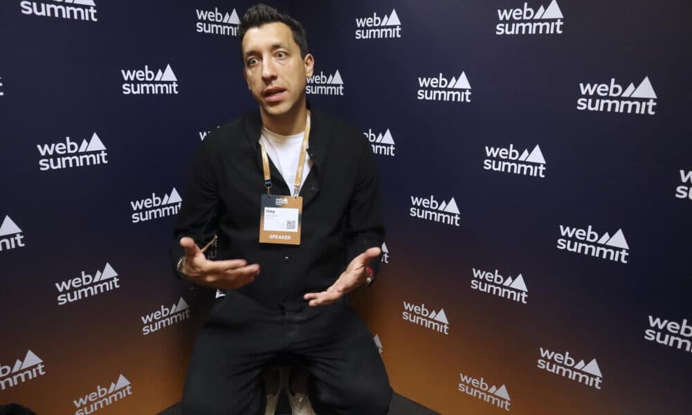 Oleg Polovynko, que asesora al Ayuntamiento de Kiev en temas sobre digitalización, durante una entrevista con EFE en el marco de la feria tecnológica Web Summit de Lisboa (Portugal). EFE/ Susana Samhan