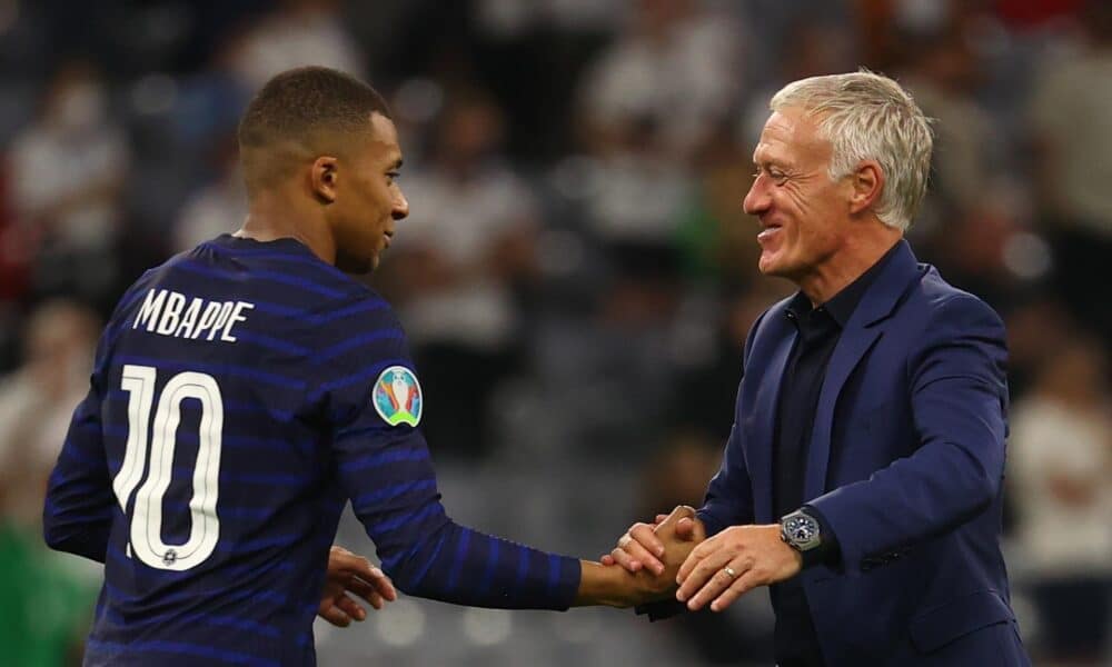 Foto de archivo de Kylian Mbappe junto al seleccionador francés, Didier Deschamps. EFE/EPA/Kai Pfaffenbach / POOL