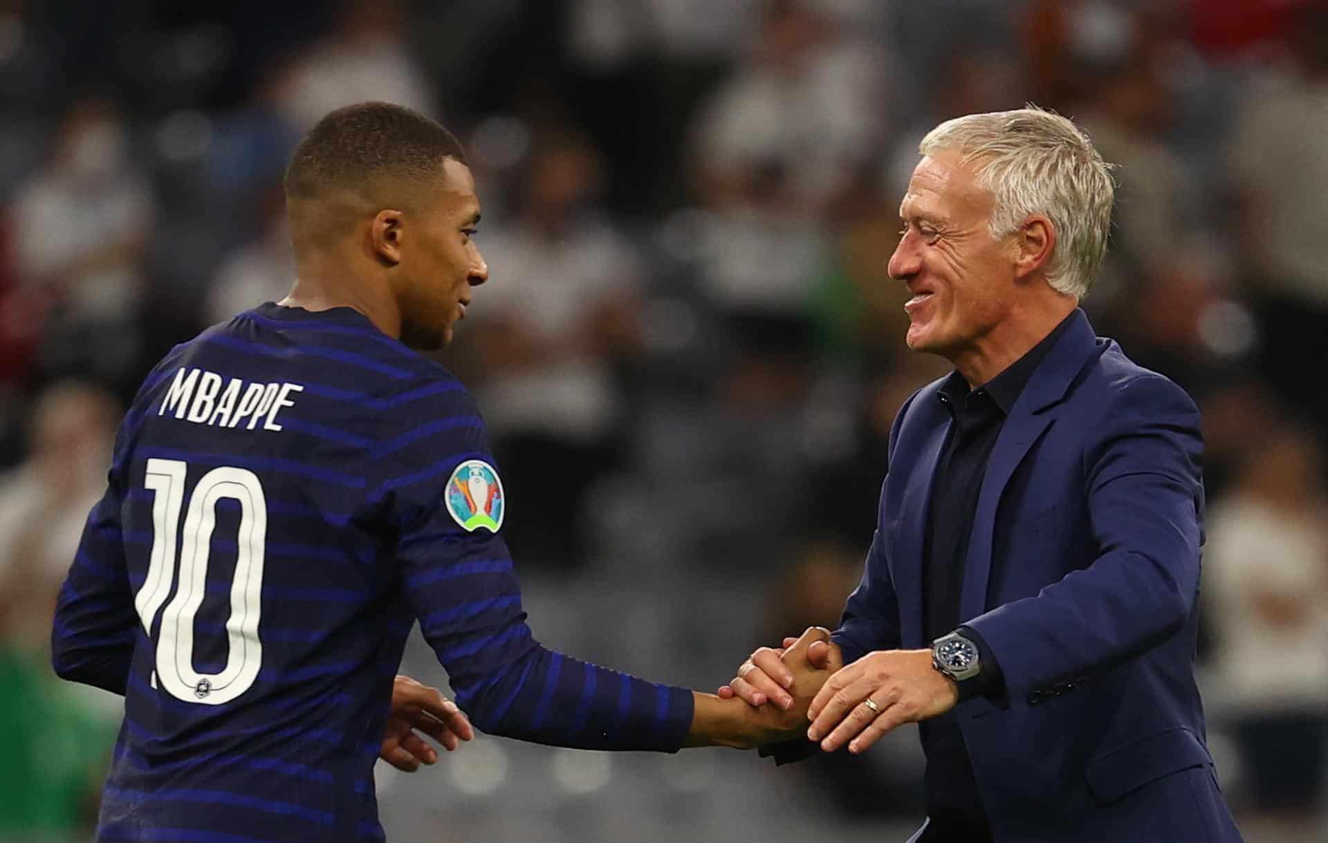 Foto de archivo de Kylian Mbappe junto al seleccionador francés, Didier Deschamps. EFE/EPA/Kai Pfaffenbach / POOL