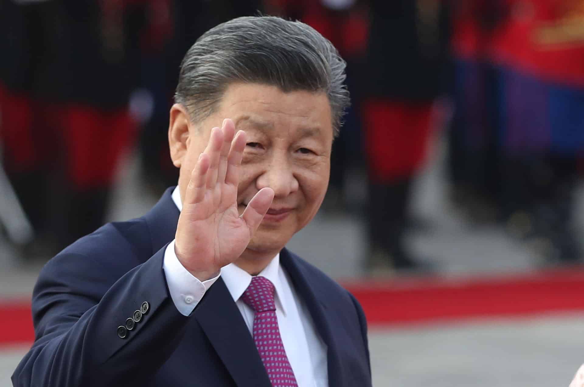 El presidente de China, Xi Jinping, saluda a su llegada este jueves al Palacio de Gobierno en Lima (Perú). EFE/Paolo Aguilar