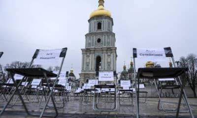 Miles de civiles ucranianos, incluidos docenas de periodistas y activistas de derechos humanos, siguen detenidos de forma ilegal en Rusia, con escasas perspectivas de regresar a casa en un futuro cercano, mientras sus familias luchan por su liberación. En la imagen, sillas con nombres de los deenidos. EFE/ Yevhenii Zavhorodnii /SOLO USO EDITORIAL/SOLO DISPONIBLE PARA ILUSTRAR LA NOTICIA QUE ACOMPAÑA (CRÉDITO OBLIGATORIO)