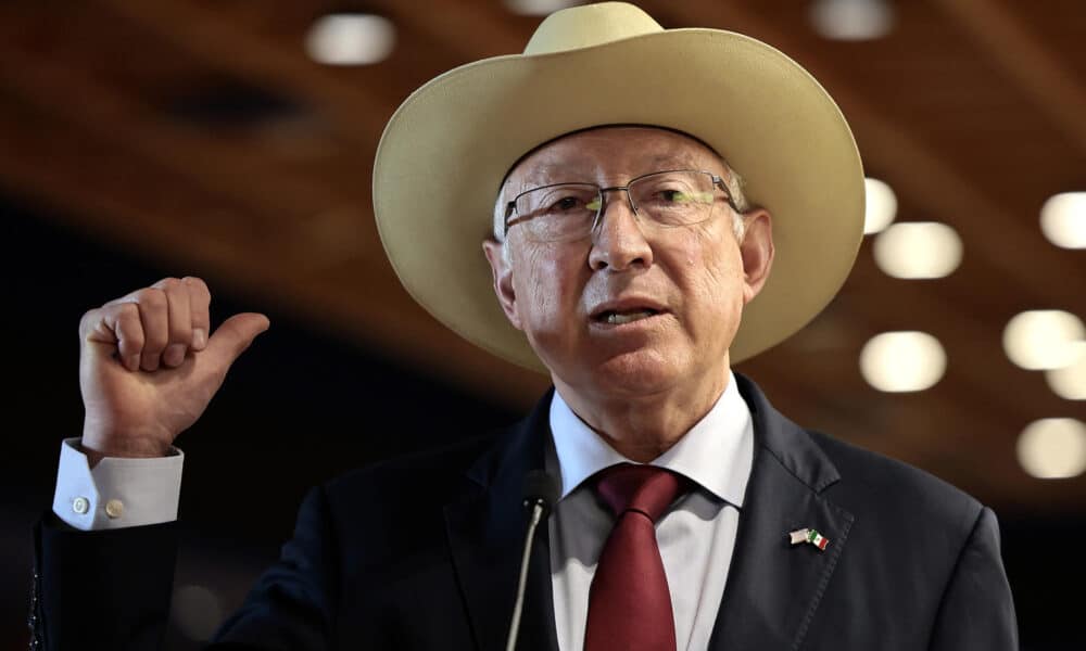 El embajador de Estados Unidos en México, Ken Salazar, habla durante una conferencia de prensa en la Ciudad de México (México). Archivo. EFE/ José Méndez